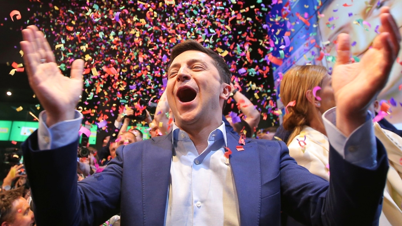 الصورة : 2019 الممثل فولوديمير زيلينسكي يفوز بالانتخابات الرئاسية في أوكرانيا بنسبة 73%.