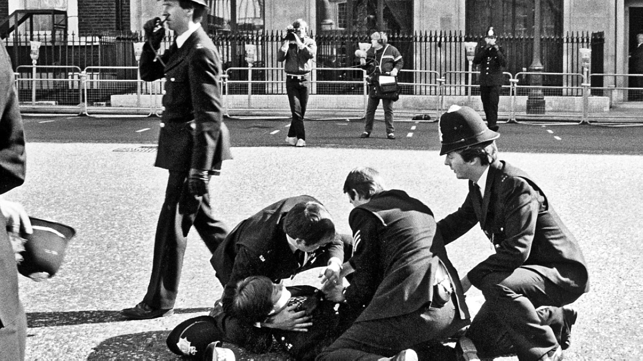 الصورة : 1984 طرد موظفي السفارة الليبية في لندن بعد مقتل شرطية بريطانية كانت تحرس متظاهرين.