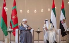 الصورة: الصورة: جرت له مراسم استقبال رسمية.. رئيس الدولة يستقبل سلطان عمان في قصر الوطن