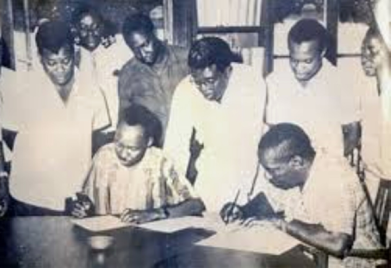 الصورة : 1964 تنغانيقا وزنجبار توقعان مرسوم الاتحاد بينهما في دولة واحدة هي جمهورية تنزانيا.