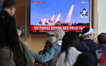 الصورة: الصورة: كوريا الشمالية تطلق دفعة من الصواريخ البالستية باتجاه بحر اليابان