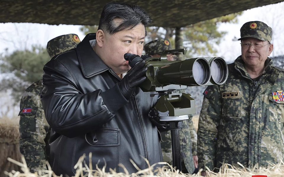 الصورة: الصورة: زعيم كوريا الشمالية يشرف على مناورة تحاكي هجوماً نووياً مضاداً