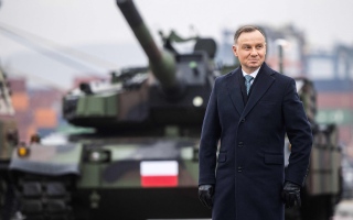 بولندا مستعدة للسماح بنشر أسلحة نووية على أراضيها