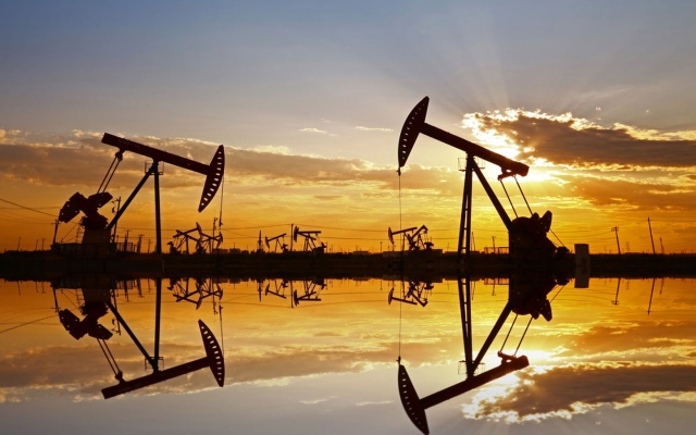 الصورة: الصورة: أسعار النفط ترتفع مع هبوط الدولار وتحول التركيز لبيانات اقتصادية