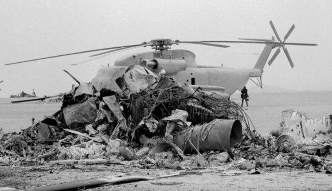 الصورة : 1980  مقتل 8 جنود أمريكيين خلال محاولة إنقاذ رهائن كانوا محتجزين في السفارة بطهران.