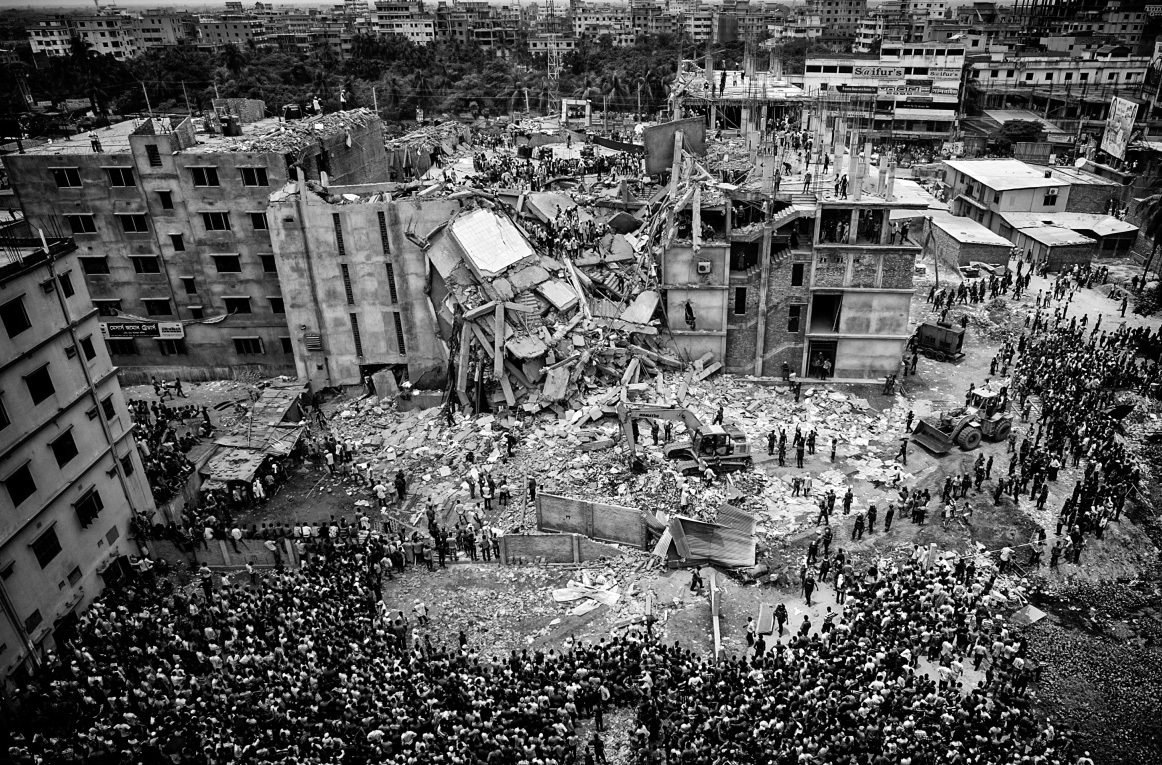 الصورة : 2013  1129 قتيلاً و2500 جريح في انهيار مبنى تجاري قرب عاصمة بنغلاديش، دكا.