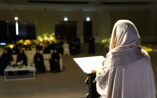 الصورة: الصورة: جواهر القاسمي تكرم الفائزات بجائزة الشارقة لإبداعات المرأة الخليجية