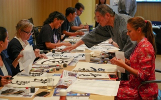 الصورة: الصورة: «خولة للفن والثقافة» تنظم ورشة عمل لفنون الخط العربي والياباني