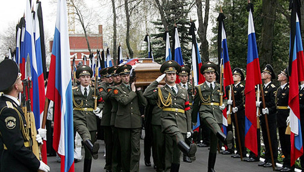 الصورة : 2007 تشييع بوريس يلتسين، أول جنازة تقرها الكنيسة الأرثوذكسية الروسية لرئيس منذ سنة 1894.