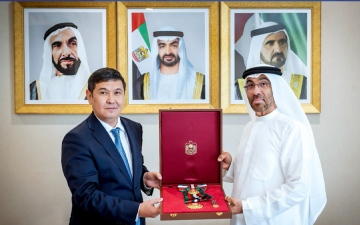 الصورة: الصورة: رئيس الدولة يمنح سفير كازاخستان وسام زايد الثاني من الطبقة الأولى