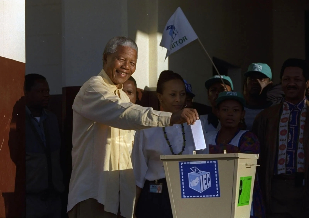 الصورة : 1994 جنوب أفريقيا تنظم انتخابات رئاسية تشمل البيض والزنوج لأول مرة، بعد انهيار نظام الفصل العنصري.