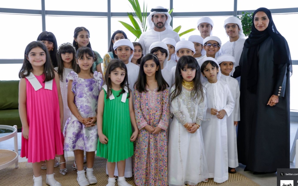 الصورة: الصورة: حمدان بن محمد يلتقي مجموعة من الأطفال المواطنين شاركوا في تنظيف فرجان دبي عقب الحالة الجوية الاستثنائية