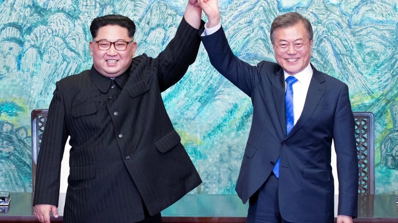 الصورة : 2018 اتفاق بين زعيمي الكوريتين على السعي لنزع السلاح النووي وإنهاء حالة الحرب بينهما