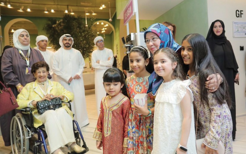 الصورة: الصورة: ملكة باهانج وقرقاش يشهدان العرض الأول لفيلم «الأطفال في الإمارات»