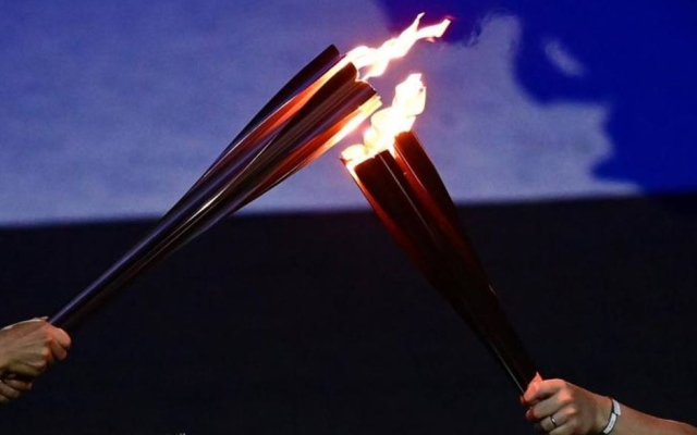 الصورة: الصورة: شعلة أولمبياد باريس تنطلق بحرا إلى فرنسا