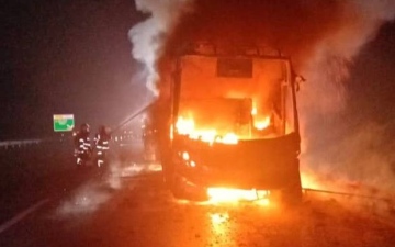 الصورة: الصورة: النيران تلتهم حافلة هندية .. والكشف عن مصير الركاب