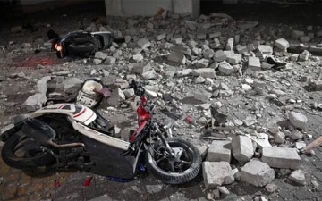 الصورة: الصورة: زلزال قوي يضرب إندونيسيا ويتسبب في إخلاء المباني (فيديو)