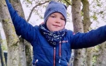 الصورة: الصورة: استمرار البحث عن طفل مفقود في ألمانيا.. رصدته كاميرا مراقبة يركض إلى الغابة