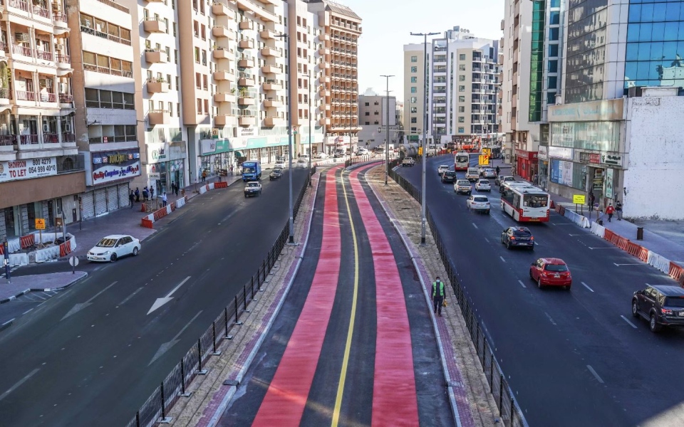 الصورة: الصورة: "طرق دبي": تنفيذ مسارات جديدة خاصة للحافلات ومركبات الأجرة في 6 شوارع بطول 13 كم