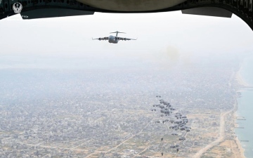 الصورة: الصورة: طيور الخير تنفذ الإسقاط الجوي ال 40 متجاوزة 3000 طناً من المساعدات  الإنسانية والإغاثية على شمال غزة