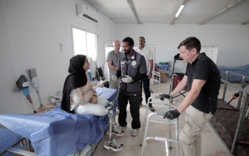 الصورة: الصورة: المستشفى الميداني الإماراتي يبدأ تركيب الأطراف الصناعية للجرحى الفلسطينيين