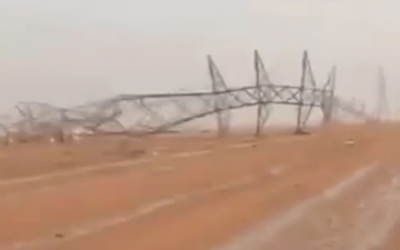 الصورة: الصورة: السعودية .. عاصفة حفر الباطن تُسقط أبراج الكهرباء أرضاً (فيديو)