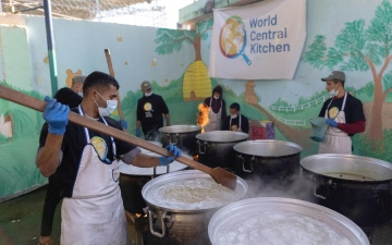 الصورة: الصورة: استئناف عمل المطبخ المركزي العالمي في قطاع غزة