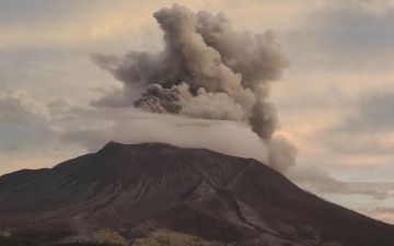الصورة: الصورة: الرماد يهدد سكان إندونيسيا عقب ثوران بركان إيبو