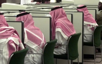 الصورة: الصورة: السعودية.. الزي الوطني إلزامي لموظفي الجهات الحكومية ومنع المراجعين من الدخول بـ«الشورت» و«تي شيرت»