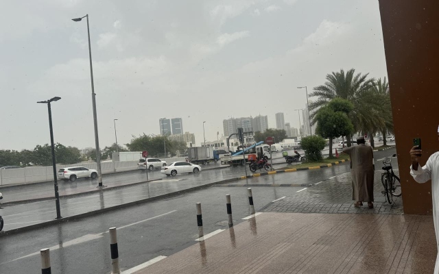 الصورة: الصورة: الإمارات .. هطول أمطار على مناطق متفرقة من البلاد
