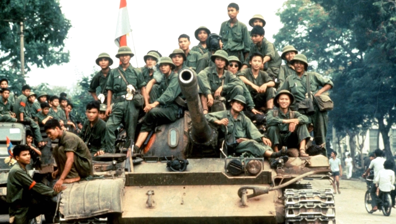 الصورة : 1975 القوات الفيتنامية الشمالية تستولي على مدينة سايغون مسدلة الستار على حرب فيتنام.