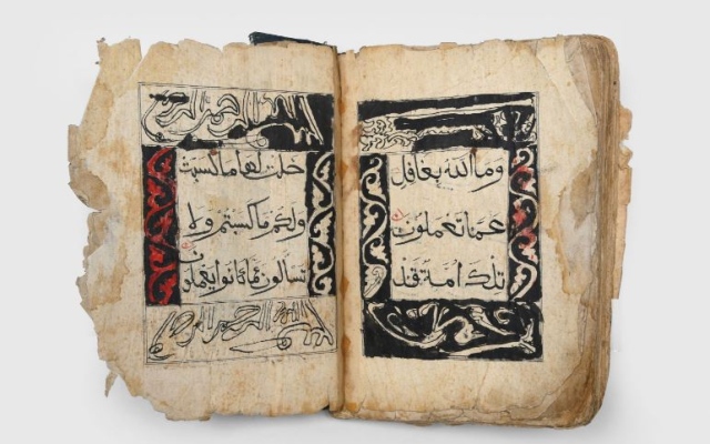 الصورة: الصورة: دار "بيتر هارينجتون" تعرض نسخة صينية من القرآن الكريم في "معرض أبوظبي للكتاب"