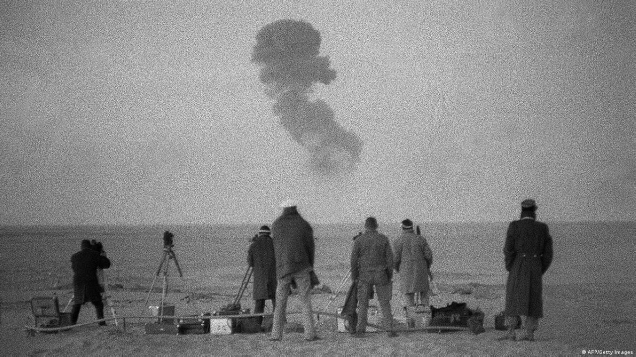الصورة : 1962 فرنسا تجري أولى تجاربها النووية في الصحراء الكبرى بالجزائر، تبعتها 56 تجربة.