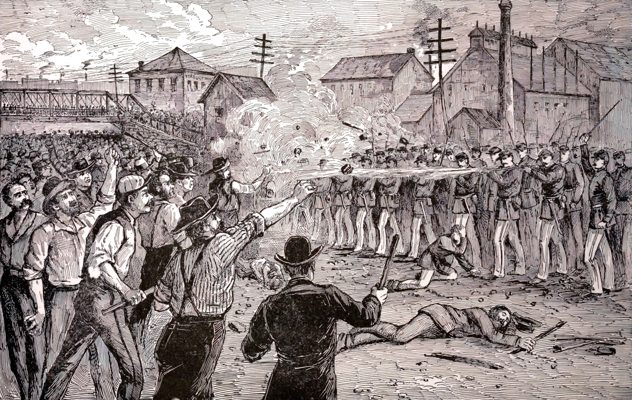 الصورة : 1886 العمال في مدينة شيكاغو يتظاهرون لتحسين ظروف العمل، ليبدأ مذاك يوم العمال العالمي.