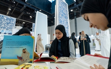 الصورة: الصورة: إقبال كبير على جناح إصدارات محمد بن راشد في معرض أبوظبي الدولي للكتاب