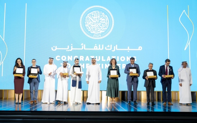 الصورة: الصورة: ذياب بن محمد يكرِّم الفائزين في الدورة الـ18 لجائزة الشيخ زايد للكتاب