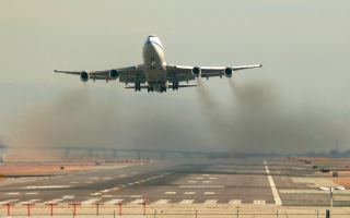 مطالبة 20 شركة طيران أوروبية بتبرير مزاعمها بشأن انبعاثات الكربون