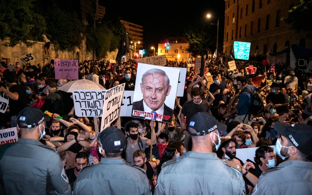 الصورة: الصورة: استطلاع: أكثر من نصف الإسرائيليين يؤيدون استقالة نتنياهو