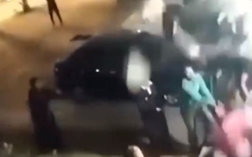 الصورة: الصورة: لحظات تحبس الأنفاس لسقوط سيدة من الطابق الرابع في مصر (فيديو)