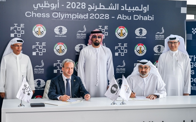 الصورة: الصورة: توقيع عقد استضافة أبوظبي لأولمبياد الشطرنج 2028