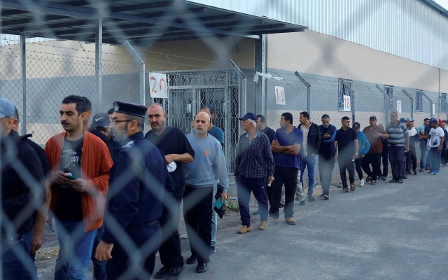 الصورة: الصورة: إسرائيل اعتقلت آلاف العمال منذ 7 أكتوبر