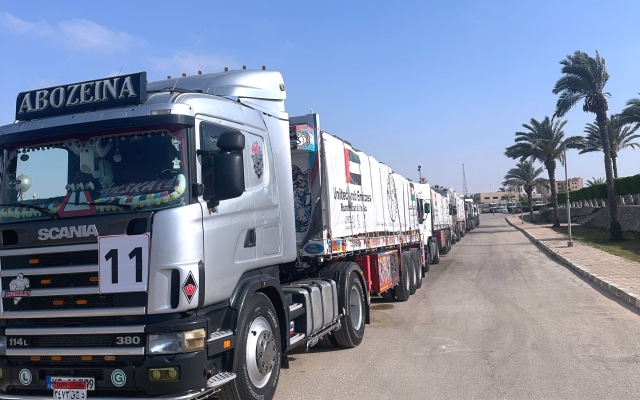 الصورة: الصورة: ضمن "عملية الفارس الشهم 3" .. دخول 12 شاحنة مساعدات إنسانية إماراتية إلى غزة