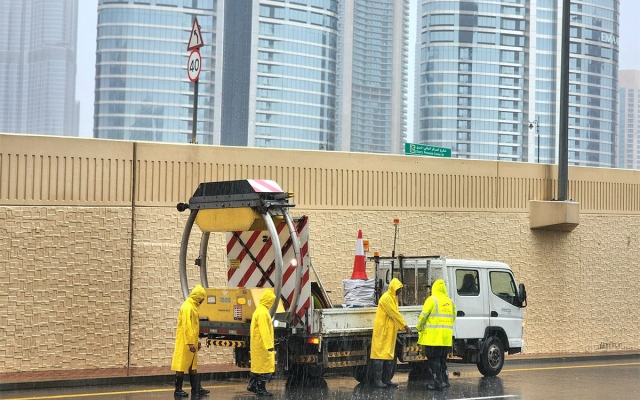 الصورة: الصورة: فرق دبي الميدانية.. جهود استثنائية للتعامل مع الحالة المطرية