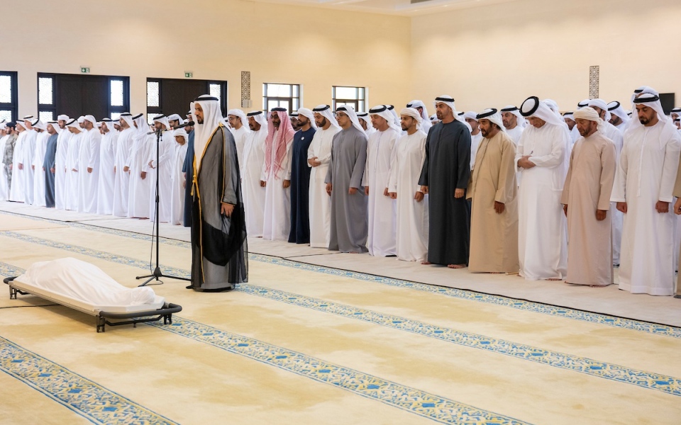 الصورة: الصورة: رئيس الدولة وحاكم رأس الخيمة والشيوخ يؤدون صلاة الجنازة على جثمان طحنون بن محمد