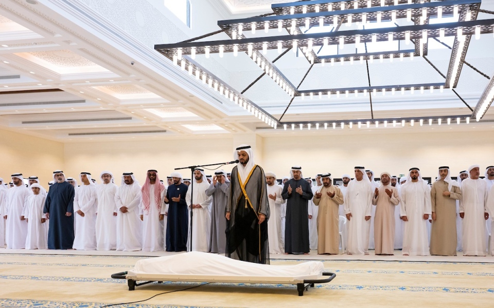 الصورة: الصورة: رئيس الدولة وحاكم رأس الخيمة والشيوخ يؤدون صلاة الجنازة على جثمان طحنون بن محمد