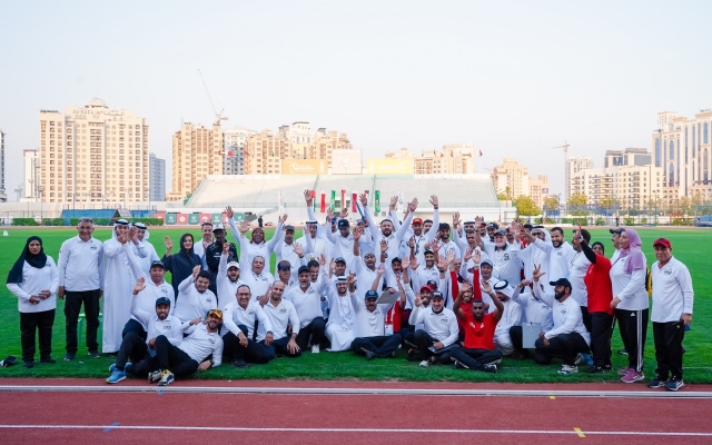 الصورة: الصورة: أحمد بن محمد يثني على جهود اللجان وفرق العمل والمتطوعين في "الألعاب الخليجية الأولى للشباب"