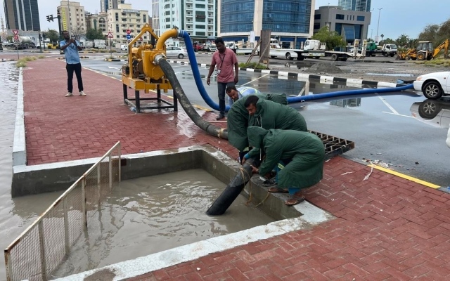 الصورة: الصورة: دبي تتجاوز تداعيات الحالة الجوية بكفاءة واستباقية