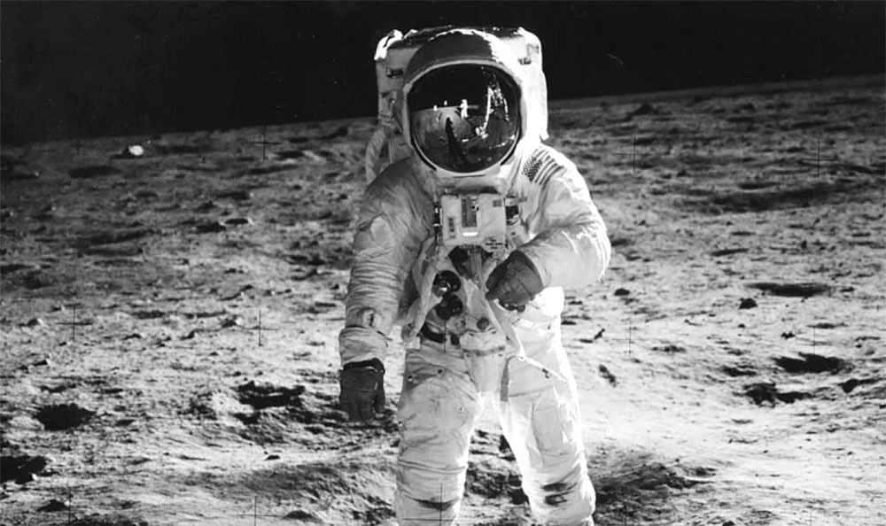 الصورة : 1965رائد الفضاء الأمريكي ريد وايت يمشي على القمر.