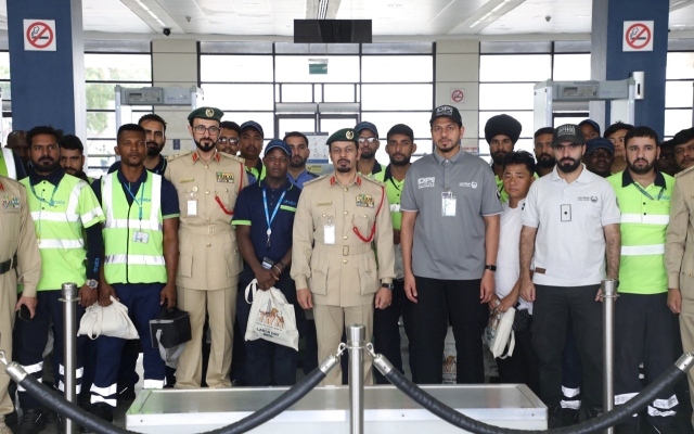 الصورة: الصورة: تقديراً لجهودهم.. شرطة دبي تكرّم عمال المطارات