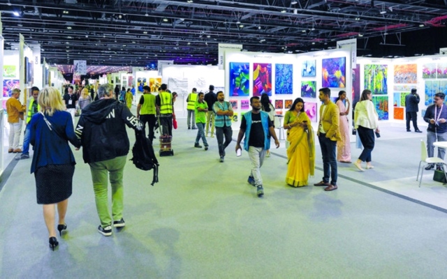 الصورة: الصورة: «فنون العالم دبي».. رسالة إنسانية ملونة